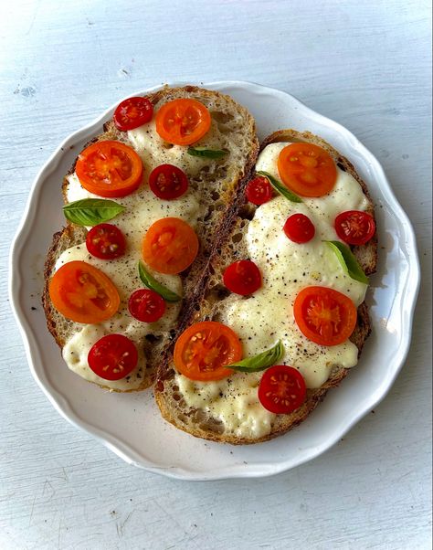 Mozarella Recipes Dinner, Bread Aesthetic, Basil Bread, Healthy Aesthetic, Dinner Homemade, Recipe Lunch, Lunch Healthy, Cooking Bread, Tomato Sandwich