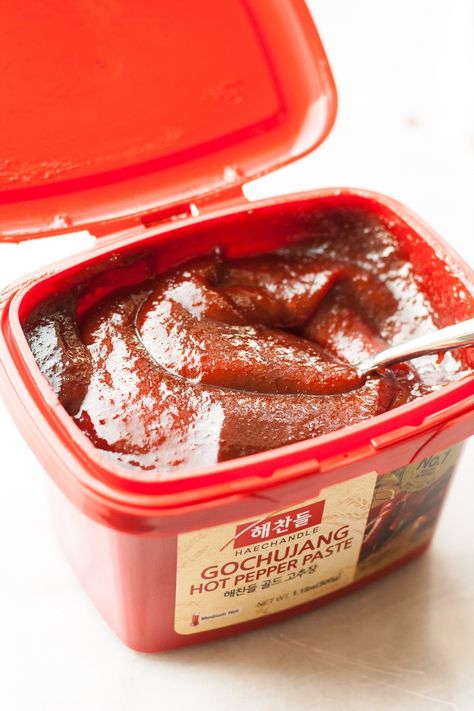 Gochujang: The Spicy Miso of Korean Cooking Gochujang Recipe, Spicy Korean Chicken, Korean Fried Chicken Recipe, Koreansk Mat, Sauce Au Poivre, Red Pepper Paste, Pepper Paste, Korean Cooking, Spicy Korean