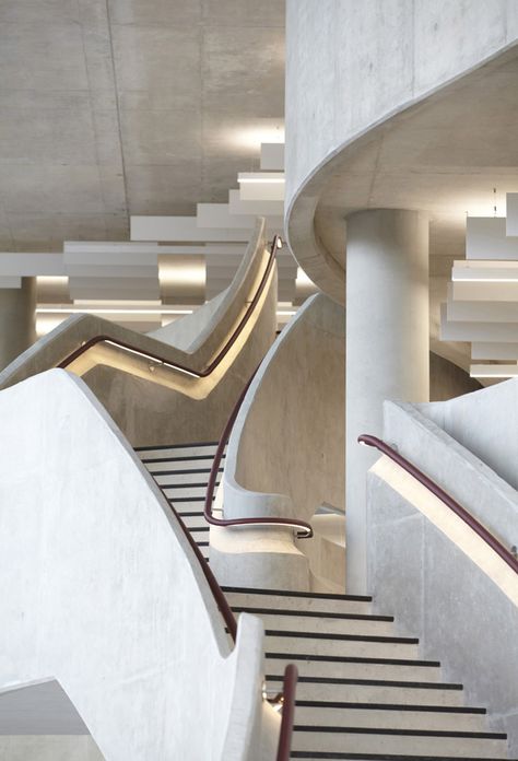 Hiscox office building by Make Architects features grand staircase and Soviet rocket Contemporary Office Space, Concrete Staircase, Interior Staircase, Concrete Stairs, Stair Handrail, London Architecture, Architecture Design Concept, Design Room, Interior Stairs