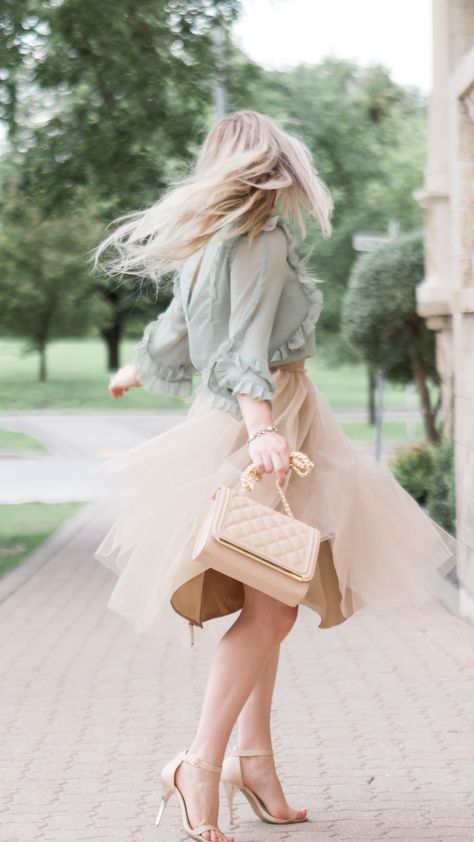 Tulle skirt and the most romantic pastel tones. Outfit inspiration | Fashion blogger | Feminine Style Romantic Creative Style, Soft Woman Aesthetic, Romantic Fashion Aesthetic, Minimalist Moda, Feminine Romantic, Feminine Fashion, Ruffled Blouse, Romantic Outfit, Fashion Blogger Style