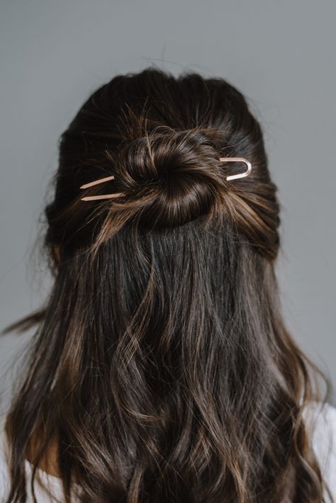 How To Use U Pins Hair, How To Wear Hair Pins, Hair Pin How To, French Hair Accessories, How To Use A Hair Pin, How To Use Hair Pins, How To Use A French Hair Pin, U Pin Hairstyles, French Pin Hairstyles