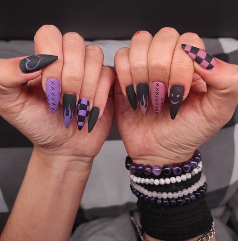 Punk Nail Art Grunge, Black Emo Nails Short, Pink Purple Black Nails, Soft Grunge Nails Aesthetic, Rock Band Nail Art, Emo Gel Nails Short, Grunge Spring Nails, Colorful Goth Nails, Goth Girl Nail Ideas