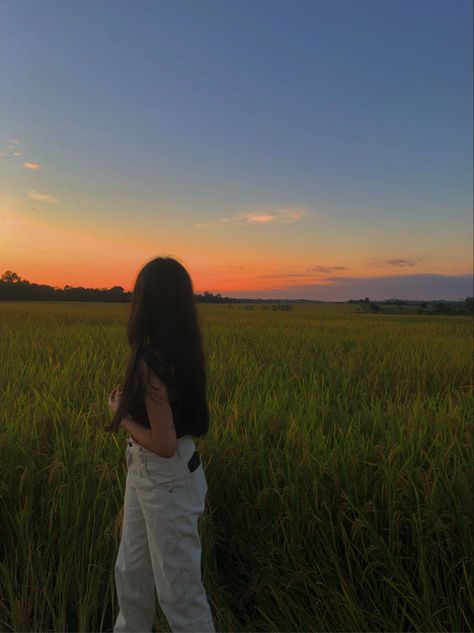 Poses With Sunset, Sunset Photo Shoot Ideas, Cute Sunset Poses, Insta Photo Ideas Sunset, Sunset Aesthetic Photoshoot, Sunset Picture Poses, Aethstetic Pic, Field Picture Ideas, Solo Picture Ideas