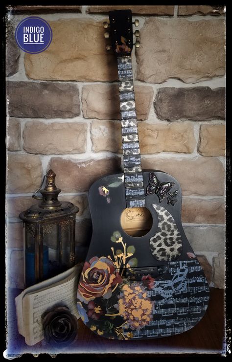 Painting On Guitar Aesthetic, Painted Guitar Acoustic, Guitar Painting Ideas, Guitar Art Diy, Music Themed Rooms, Acoustic Guitar Art, Painted Ukulele, Steampunk Guitar, Guitar Artwork