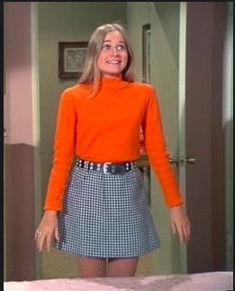 Historical reference of the 70s mini skirt and turtle neck look.  Kristina L. 04/08/16 The Brady Bunch Outfits, Brady Bunch Fashion, Princess Cowgirl, Marcia Brady, Maureen Mccormick, Tv Outfits, Brady Bunch, 60s 70s Fashion, Seventies Fashion