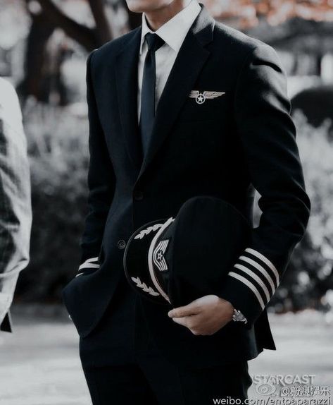 Pilot Uniform Men, Pilot Career, Ugly Love Colleen Hoover, Maxon Schreave, Pilot Uniform, Once A Marine, Airplane Wallpaper, Pilots Aviation, Gentleman Aesthetic