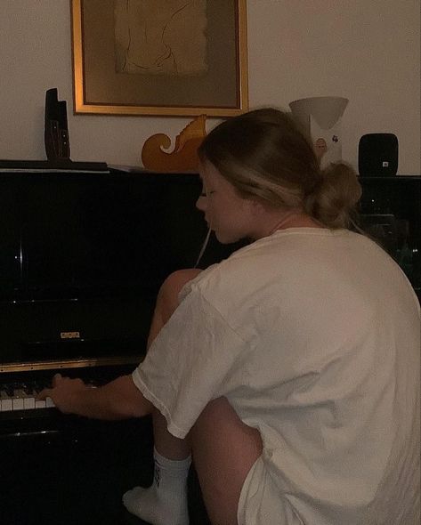 Playing Music Aesthetic, Piano Girl, Piano Playing, Aesthetic Tiktok, Music Aesthetic, To Play, Piano, A Woman, Music