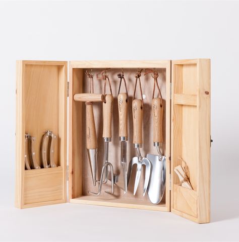 Object of Desire: A Box Set of Garden Tools from Belgium: Gardenista Garden Tool Box, Garden Tool Holder, Gardening Tool Kit, نباتات منزلية, Garden Tool Storage, Free Lifestyle, Garden Tool Set, Home Vegetable Garden, Outdoor Essentials