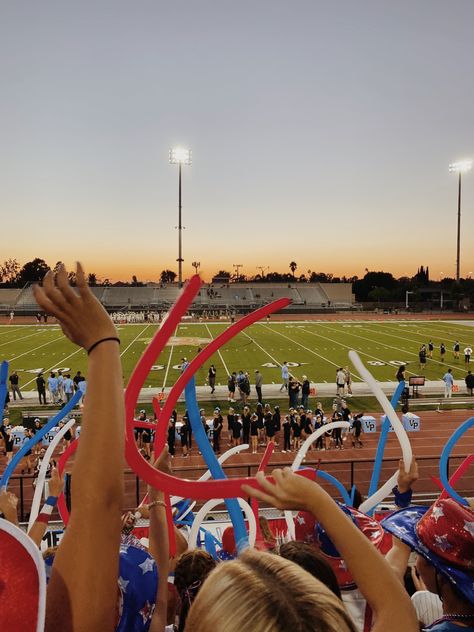 Football Game Aesthetic High School, Fnl Aesthetic, American High School Aesthetic, Usa High School, Highschool Life, Life In Usa, Fb Games, Senior Szn, School Goals