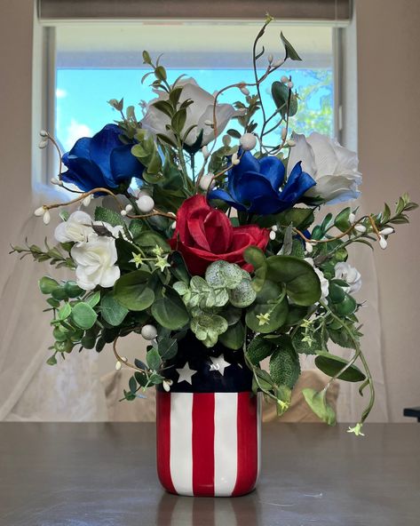 Fourth Of July Table Decor, Patriotic Flower Arrangements, Patriotic Table Decorations, Blue Flower Arrangements, Patriotic Centerpieces, Patriotic Flowers, Rose Floral Arrangements, Blue Centerpieces, 4th July Crafts