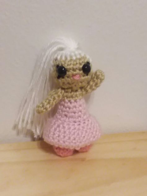 #amigurumi #amigurumidolls #yarn #crochet #yarndreams #crochetpattern #arianagrande #celebrityamigurumi Ariana Grande, Baby Mobile, Amigurumi, Crochet Patterns, Yarn, Dolls, Crochet, Celebrities