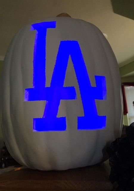 La Dodgers Pumpkin Carving, Dodgers Pumpkin Carving, Dodger Pumpkin Ideas, Dodgers Pumpkin Painting, Best Pumpkin Carving Ideas, Best Pumpkin Carving, Awesome Pumpkin Carvings, Pumpkin Paint, Halloween Pumpkin Stencils