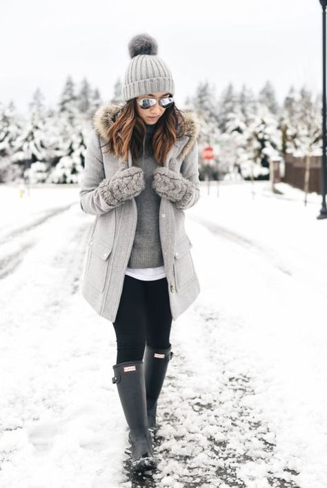 12 Warm Winter Outfits That Are Still Chic - Society19 Winter Outfits Casual Cold, Vinter Mode Outfits, Snow Day Outfit, Pretty Winter Outfits, Cold Weather Outfits Winter, Winter Outfits Snow, Black Leggings Outfit, Winter Outfits Warm, Cold Weather Outfit