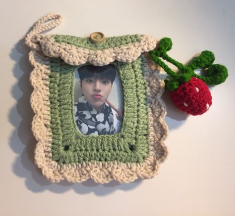 coquette pc holder Crochet Polaroid Picture Holder, Crochet Photo Card Holder, Crochet Pc Holder, Crochet Photocard Holder, Crochet Photocard Holder Pattern, Photocard Case Crochet, Couqutte Crochet Idea, Scrap Fabric Projects, Crochet Vest Pattern