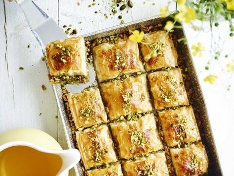 Baklava met pistache en honing - Libelle Lekker Baklava Recept, Bread Cake, Healthy Sweets, Baklava, Cupcake Cookies, High Tea, Cake Cookies, Diner, Tart