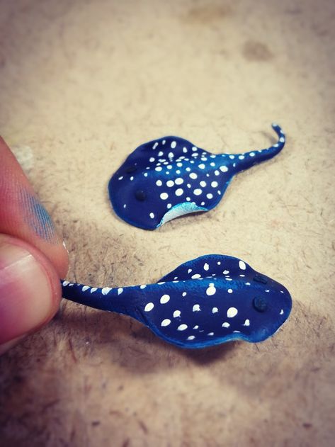 I amde these mini clay stingrays for a resin ocean project the other day. They turned out quite nice. See the linked video tutorial for step-by-step instructions. Polymer Clay Sea Animal, Mini Animal Clay Sculpture, Miniature Clay Animals, Air Dry Clay Ocean Animals, Clay Stingray Tutorial, Sea Animal Clay Sculpture, Polymer Clay Ocean Animals, Air Dry Clay Stingray, Polymer Clay Stingray