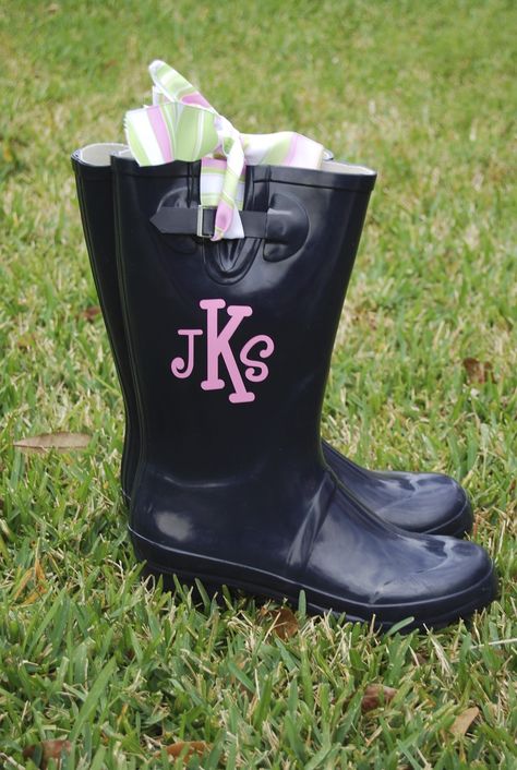 Monogrammed Rainboots Tutorial Monogram Boots, Cute Rain Boots, Vinyl Shop, Boots On Sale, Diy Monogram, Vinyl Monogram, Vinyl Ideas, Silhouette Cameo Projects, Stenciling