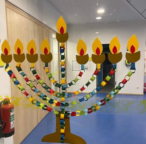 Hanukkah Arts And Crafts, Hanukkah Classroom Decorations, Hanukkah Bulletin Board Ideas, Sveču Diena, Hannakah Theme Crafts, Chanukah Crafts For Kids, Hannukah Crafts Preschool, Themed Art Projects, Hanukkah Crafts For Kids