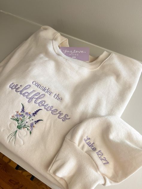 Sweat brodé à la machine avec l'inscription « Pensez aux fleurs sauvages et à un bouquet de fleurs » ! Le sweat-shirt est également livré avec le verset de la Bible sur la manche gauche ! N'hésitez pas à nous contacter si vous voulez quelque chose de différent ! Toutes les caractéristiques du sweat-shirt sont visibles sur les photos de la fiche produit. Suivez-nous sur IG -- @juslovemore 🤍 Cute Crew Neck Designs, Really Cute Clothes, Selling Embroidery Items, Crew Neck Designs, Machine Embroidered Clothes, Cute Christian Sweatshirts, Embroidery Designs Clothes, Cute Embroidered Sweatshirt, Diy Crewneck Sweatshirt Ideas