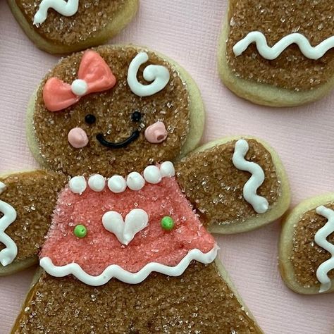 Debbie Hingston on Instagram: "It’s always a good time to decorate a cute little gingerbread girl cookie, either for Christmas or for a baby shower (like these were for!). Let me know if you have any questions! My secret tip for the little bow is using a no. 103 Tip - giving it a little twist for each half of the bow! More demos to come ! Cookie cutter: @themillerswifecustomcookies @thecookiery.ca #gingerbread #gingerbread cookies #gingerbreadgirl #christmascookies #frostedcookies #babysh Girl Gingerbread Cookies, What’s Baking Gingerbread Gender Reveal, Gingerbread Boys And Girls Cookies, Pink Gingerbread Man, Preppy Kitchen Gingerbread Cookies, Gingerbread Girl Cookie, Gingerbread Baby, Gingerbread Cookies Decorated, Baby Shower Cakes Girl