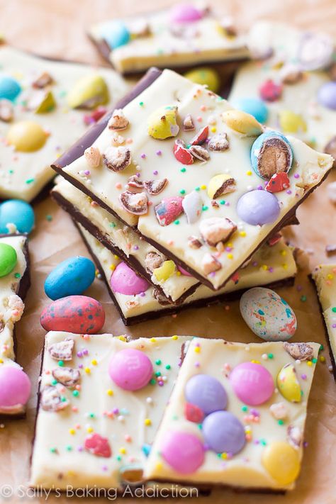 Only a couple ingredients and your favorite Easter candy to make this easy Easter Bunny Bark! Recipe found on sallysbakingaddiction.com Bunny Bark, Easter Bunny Bark, Easter Candy Recipes, Easter Bark, Egg Chocolate, Easter Sweets, Chocolate Festival, Candy Bark, Easter Desserts Recipes