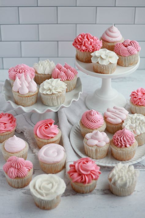 Pink Decorated Cupcakes, Romantic Cupcakes, Pink Frosting Cupcakes, Garnishing Ideas, Baking With Blondie, Easy Cupcakes Decoration, Baby Cupcakes, Decorated Cupcakes, Cupcake Decorating Tips