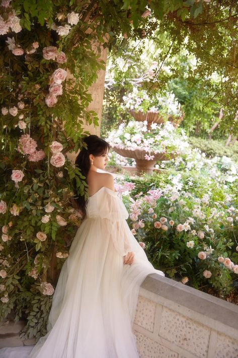 Flower Garden Photoshoot, Predebut Photoshoot, Gown Editorial, 15 Photoshoot, Garden Gown, 18th Ideas, Quinceañera Photoshoot Ideas, Quince Photoshoot Ideas, Pre Debut Photoshoot