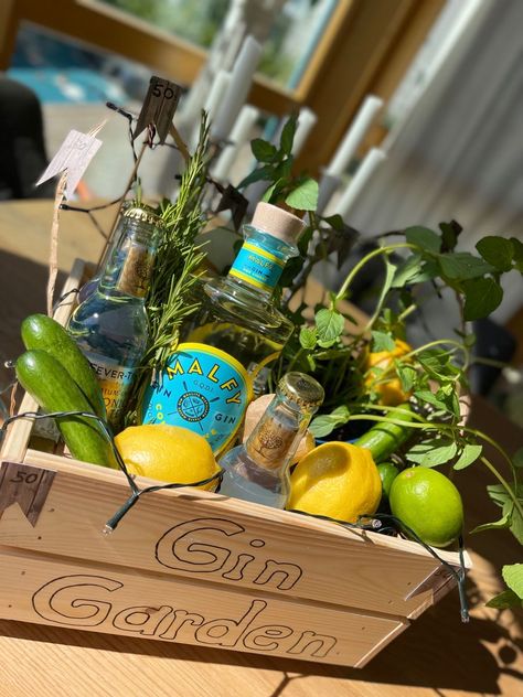 Ein guter Gin(Malfy Gin passt super farblich zu den ZitronenTonic WaterKiste von Ikea,bunte Lichterkette von Tediselbstgebastelte Wimpel mit Zahl beschriftenIngwermini GurkenMinzeRosmarinZitronenLimetten und zu guter letzt Glas strohhälme mit Gin Sprüchen (Amazon)und los gehts ab in den GIN-GARDEN Gin Garden Ideas, Gin Box Ideas, Gin Gift Ideas, Gin Gift Basket Ideas, Gin Och Tonic, Gin And Tonic Gifts, Malfy Gin, Gin Garden, Gin Tasting