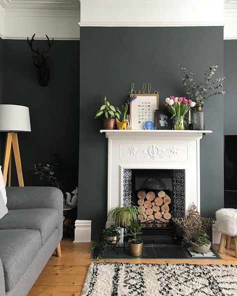 Dark Grey Walls with White Fireplace and Wooden Flooring Vintage Living Room Design, Living Room Wall Color, Room Dark, Room Wall Colors, Trendy Living Rooms, Vintage Living Room, Loft Design, Elegant Living Room, Design Del Prodotto