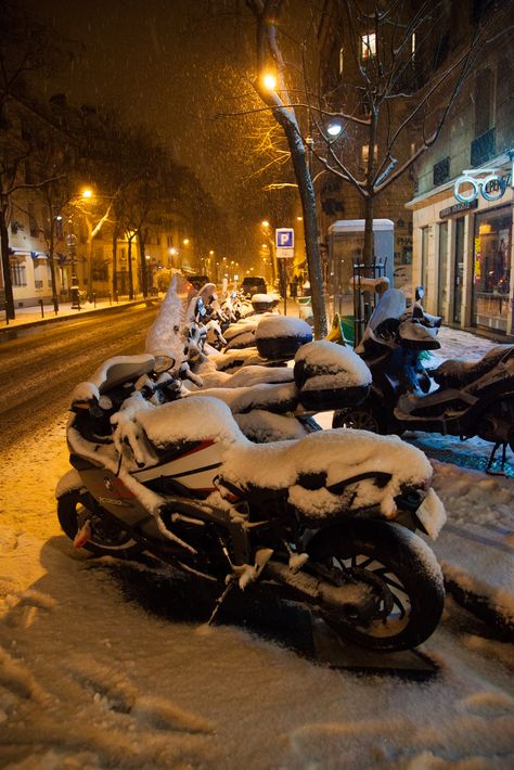 Paris sightseeing: Snowfall over Paris street Ice Scenery, Snow Motorcycle, Snow Street, Paris Sightseeing, Beautiful France, Bike Aesthetic, Beautiful Snow, Winter Riding, Street Bike