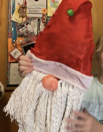 Gnome Mop Head Diy, Mop Head Santa Instructions, Mop Head Gnomes Diy How To Make, Mop Head Santa Diy, Dollar Tree Mop Head Crafts, Mop Head Gnomes, Mop Head Crafts Ideas, Mop Gnomes Diy, Christmas Gnome Door Hanger