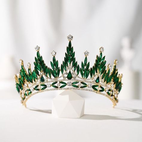 Green Crown King, Silver And Emerald Crown, Emerald Crown Queens, Green Stone Tiara, Emerald Crystal Crown, Queens Tiaras, Two Princess, Crown For Women, Glamorous Hair