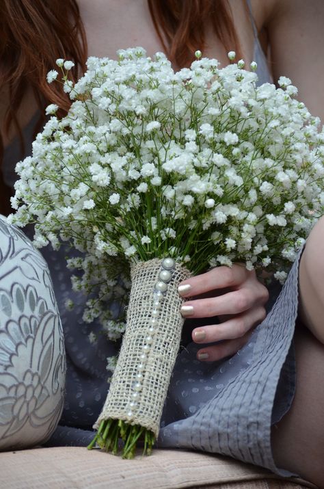 Burlap wedding bouquet - love the simplicity of the gypsophila and the finishing touch of we 'over here' call jute and lovely pearl pins...less is always more... :) Burlap Bouquet Wrap, Diy Wedding Photo Booth, Burlap Bouquet, Bouquet Champetre, Gypsophila Wedding, Bouquet Wrap, Burlap Wedding, Bride Bouquets, Country Wedding