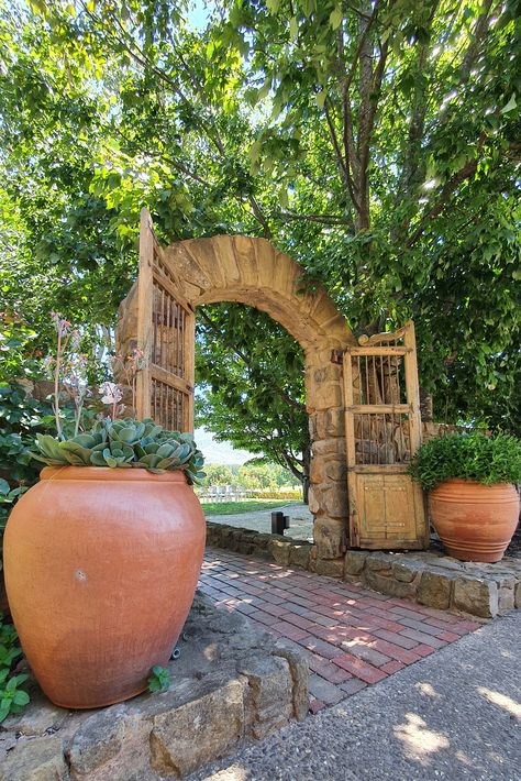 Paved Courtyard, Tuscan Winery, Winery Ideas, Winery Decor, Vineyard Tasting Room, Rustic Winery, Spanish Casa, Farm Entrance, Stone Archway