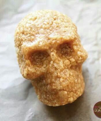 Rice crispy treat 3D skull Skull Recipes, Halloween Dessert Bars, Halloween Rice Crispy Treats, Chocolate Skulls, Candy Corn Desserts, Pumpkin Rice Krispies, Homemade Rice Krispies, Crispy Treats Recipe, Pumpkin Rice Krispie Treats