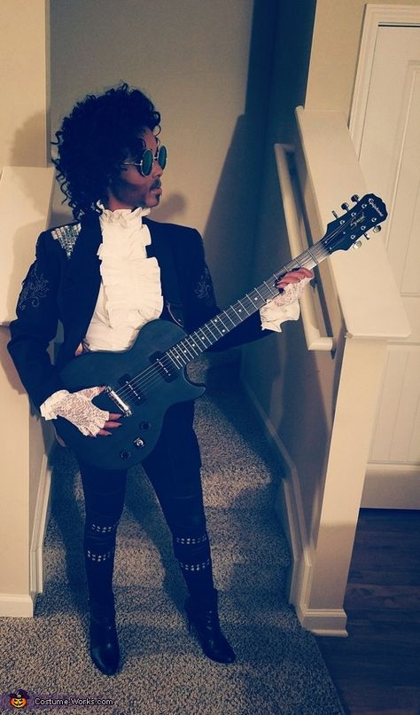 Robyn: I am a HUGE Prince fan and came up with this homemade costume three years agogiven that we lost him this year, I thought it only appropriate to bring the... Prince Costume Women, Prince Outfit Ideas, Prince Costume Purple Rain, Purple Rain Costume, Prince Purple Rain Costume, Prince Halloween Costume, Rain Costume, 80s Party Costumes, Prince Outfit