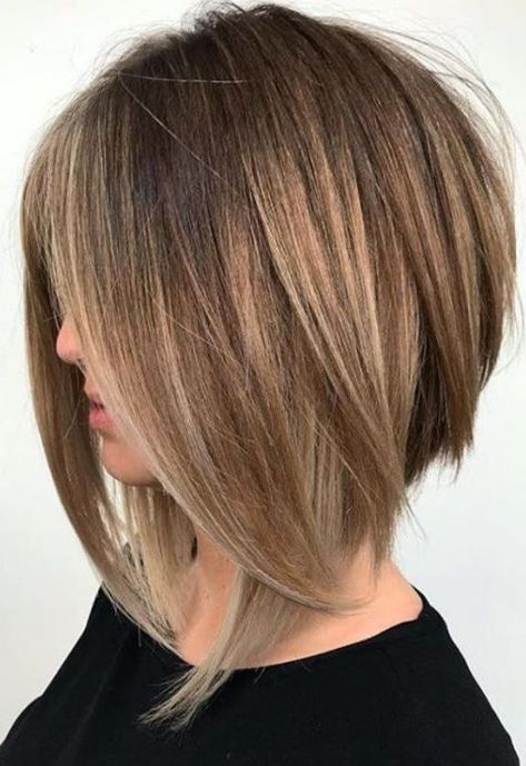 előre hosszabbodó bubi frizura // forrás: pinterest.com Angled Lob, Bob Pendek, Razored Bob, Line Bob, Inverted Long Bob, Κούρεμα Bob, Angled Bob Haircuts, Lob Haircuts, A Line Bob