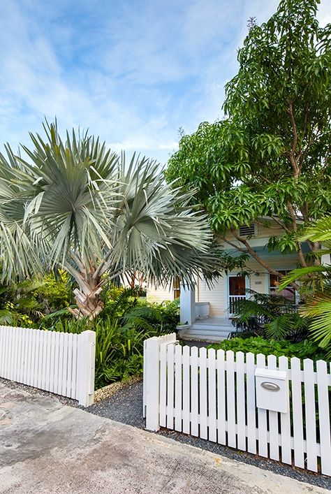 Key West Backyard, Key West Landscape Ideas, Key West Home Exterior, Tropical Cottage, Key West Landscaping, Florida Keys Architecture, Bungalow Landscaping, Florida Bungalow, Key West Parking