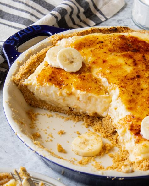 Crème Brûlée Banana Cream Pie: Sliced bananas and pastry cream layered in a graham cracker crust with a brûléed sugar top! Banana Split Pie, Strawberry Shortcake Cheesecake, Cream Brulee, Banana Pie, Graham Cracker Crust Pie, Holiday Pies, Custard Filling, Cracker Crust, Banana Cream Pie