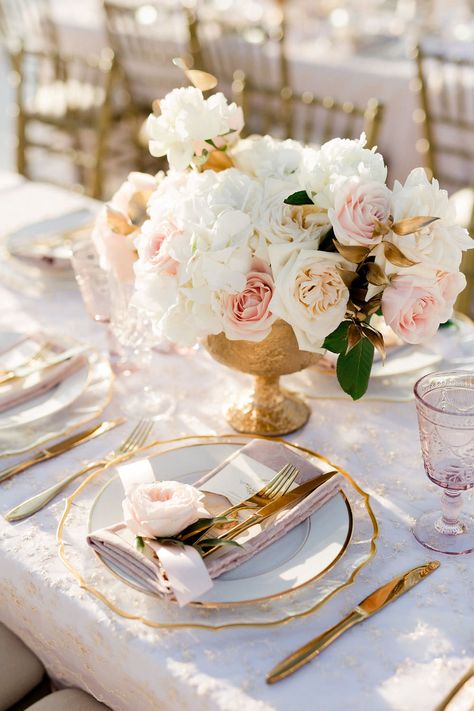 Pastel Pink Engagement Decor, Light Pink White And Gold Party Decoration, Pink And Gold Place Settings, Blush White And Gold Party Decor, Gold And Pink Wedding Theme, Gold And Pink Wedding, Wedding Plate Setting, Elegant Luxury Wedding, Wedding Santorini