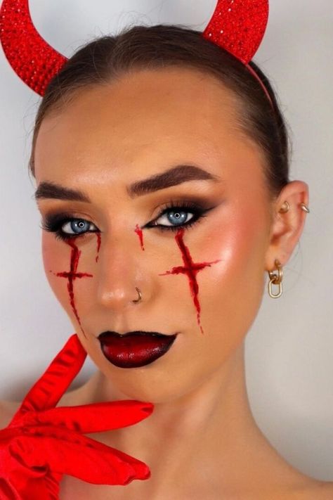 It’s a spooky season indeed. All the devils are out. If you’re a minimalist looking to wear devil makeup this Halloween, we strongly recommend this classy and easy makeup look.//photocredit: @emmafarrellmakeup Devil Makeup Women Halloween, Halloween Makeup Devil Easy, Simple Devil Halloween Makeup, Cute Devil Makeup Halloween Easy, Devil Costume Hair Ideas, Women Devil Makeup, Women’s Devil Makeup, Devil Costume Makeup Easy, Cute Devil Makeup Halloween