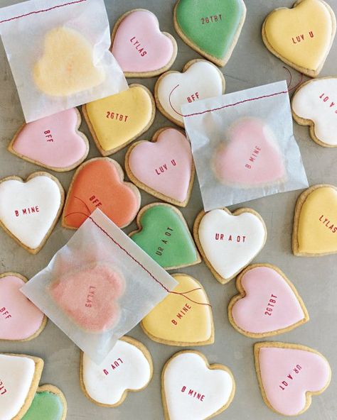 Conversation Heart Cookies for #valentinesday Valentines Day Cookie Recipe, Kawaii Cookies, Chasing Rainbows, Fun Sayings, Nostalgic Candy, Frozen Cookies, Shaped Cookies, Conversation Heart, Heart Shaped Cookies