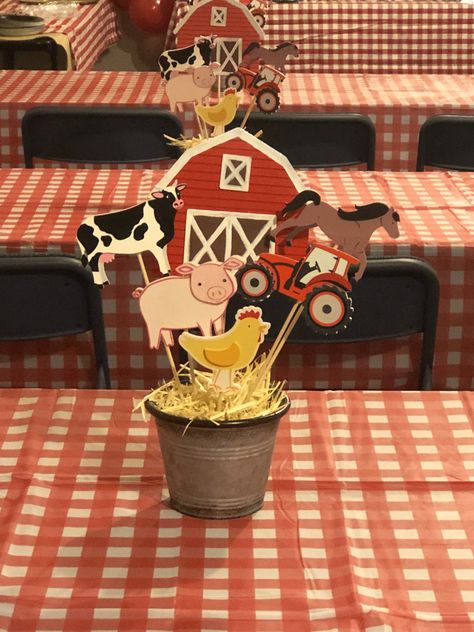 Baby Shower Centerpiece Ideas, Farm Baby Shower Theme, Barnyard Theme, Barnyard Birthday Party, Farm Theme Birthday, Farm Baby Shower, Farm Animal Party, Farm Themed Birthday Party, Farm Animals Birthday Party