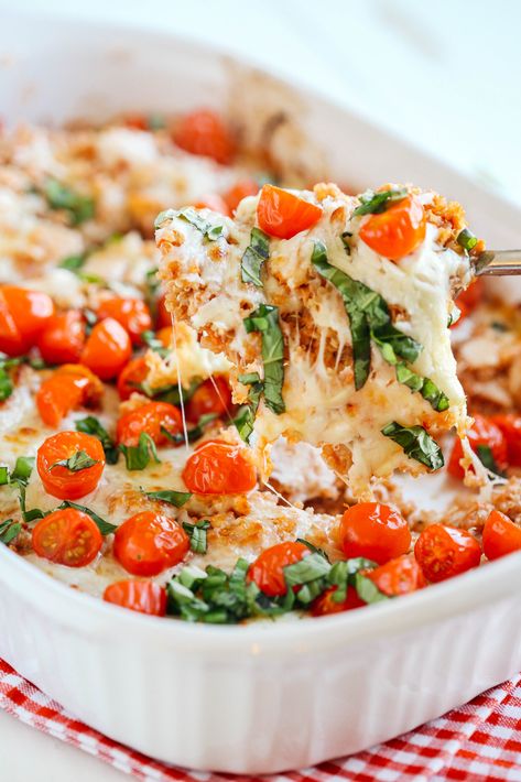 Cheesy Caprese Chicken & Quinoa Casserole - Eat Yourself Skinny Low Calorie Casseroles, Chicken Quinoa Casserole, Low Calorie Casserole, Chicken And Quinoa, Recipes Using Rotisserie Chicken, Quinoa Casserole, Italian Meals, Low Fat Dinner, Chicken Casseroles