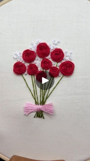 Cute Simple Cross Stitch, Bouquet Embroidery, Bouquet Of Red Roses, Rose Embroidery Designs, Roses Embroidery, Rose Cross Stitch Pattern, Simple Hand Embroidery Patterns, Embroidered Roses, Sewing Crafts Tutorials