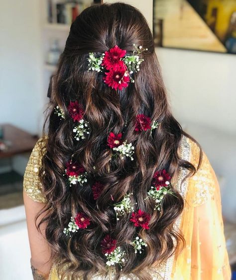 Engagement Hairstyles, Bridal Hairdo, Perhiasan India, Bridal Hair Buns, Indian Wedding Hairstyles, Flowers In Her Hair, Open Hairstyles, Indian Bridal Hairstyles, Natural Hair Styles Easy