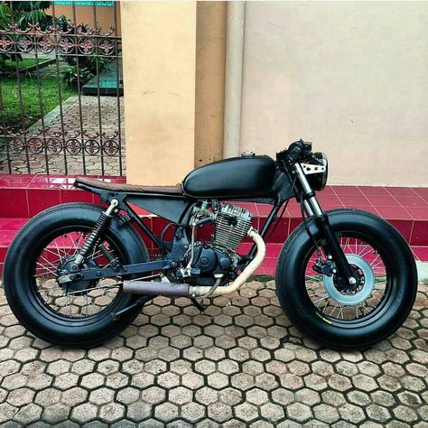 Brat Bike, Suzuki Cafe Racer, Motor Custom, Honda Scrambler, Мотоциклы Cafe Racers, Cafe Racer Style, Cafe Bike, Cafe Racer Build, Custom Cafe Racer