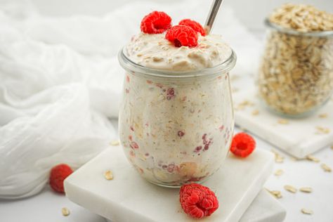 Raspberry Cheesecake Overnight Oats - Liv's Little Muffins Raspberry Cheesecake Overnight Oats, Cream Cheese Overnight Oats, Rasberry Cheesecake, Gluten Free Overnight Oats, Gerd Friendly Recipes, Fiber Breakfast, Cheesecake Overnight Oats, Gerd Friendly, Overnight Chia