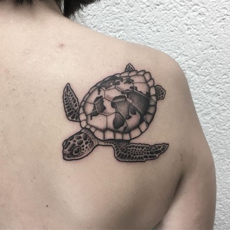 PETCH >Steven< on Instagram: “Tortue mappemonde. Merci Karen. —————————————————————- #turle #turtletattoo #worldmap #maptattoo #noborder #customtattoo #dotwork…” Tattoo Flamingo, Maori Tattoo Frau, Tortoise Tattoo, Turtle Logo, Turtle Tattoos, Gold Trainers, Turtle Tattoo Designs, Petit Tattoo, Marquesan Tattoos