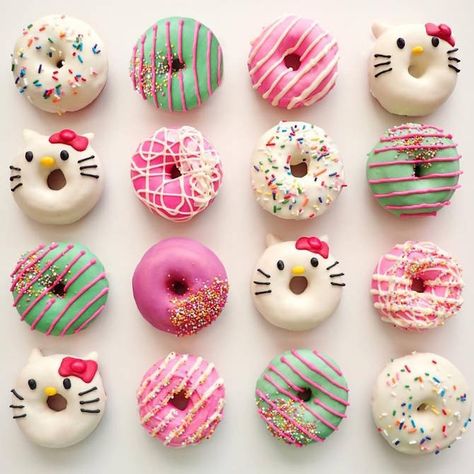 Cute and Colorful Sweets Series – Fubiz Media Donat Glaze, Coconut Latte, Donut Decorating Ideas, Fancy Donuts, Mini Torte, Truck Business, Mini Doughnuts, Donut Decorations, Cute Donuts